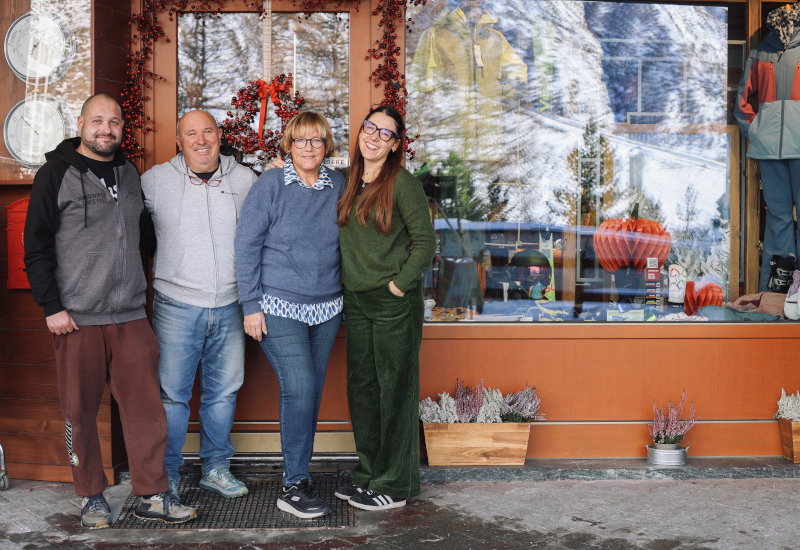 Famiglia Genzianella Sport nel negozio di Cervinia tra noleggio sci e accessori montagna