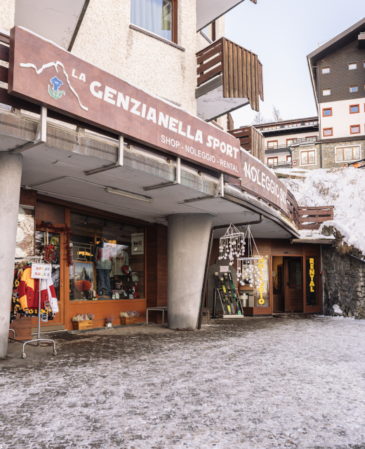 Location Genzianella Cervinia avec skis et snowboards près des téléphériques