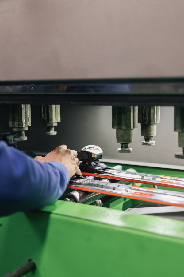 Laboratorio ski service Genzianella Sport per manutenzione sci e snowboard