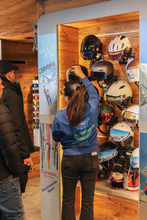 Servizio negozio Genzianella Sport con accessori e abbigliamento tecnico