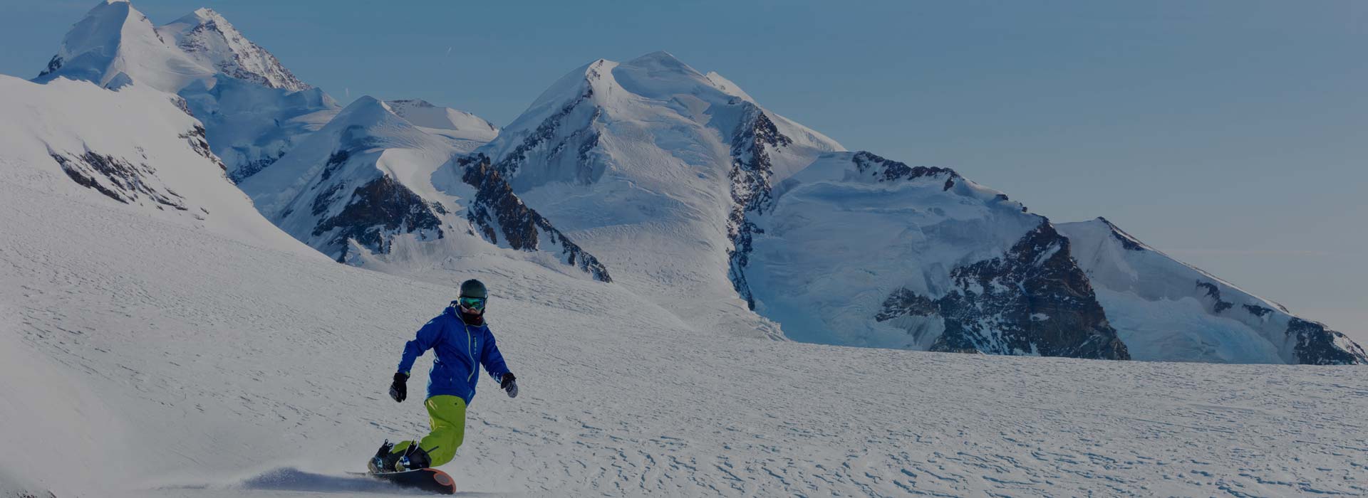 Skieur qui skie sur le Cervin